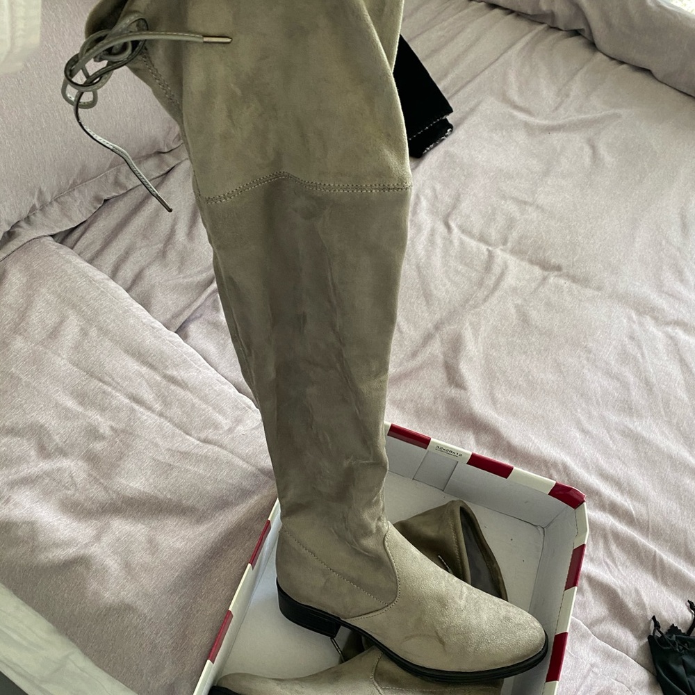 GREY KNEE HIGH BOOTS